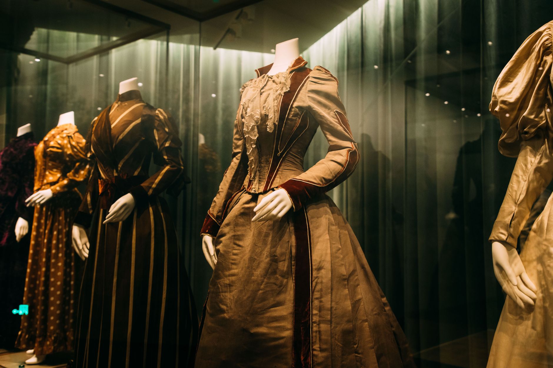 Vitrine de magasin présentant une nouvelle collection de vêtements féminins