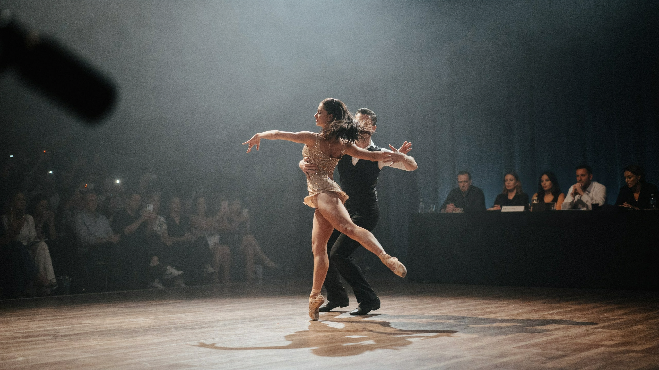 Finale de danse télévisée avec piste, jury et public