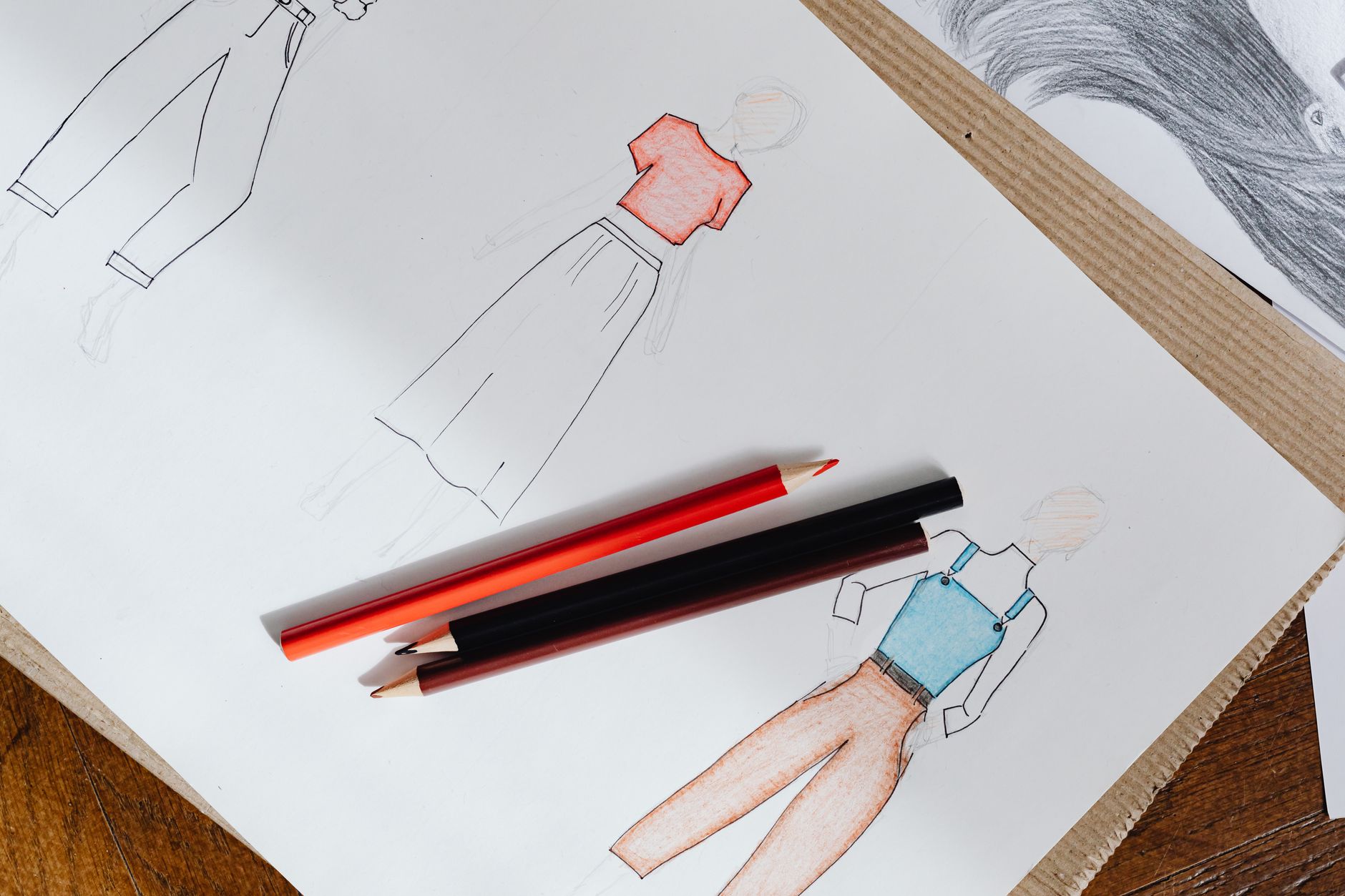 Triptyque de mode montrant un ensemble à pantalon une robe monochrome et une robe blanche