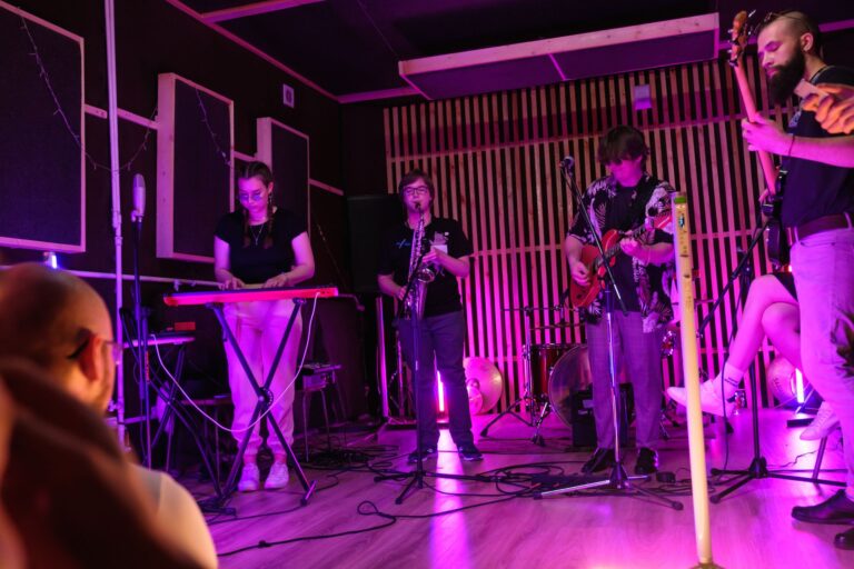 Trois scènes locales où la musique s’organise autrement