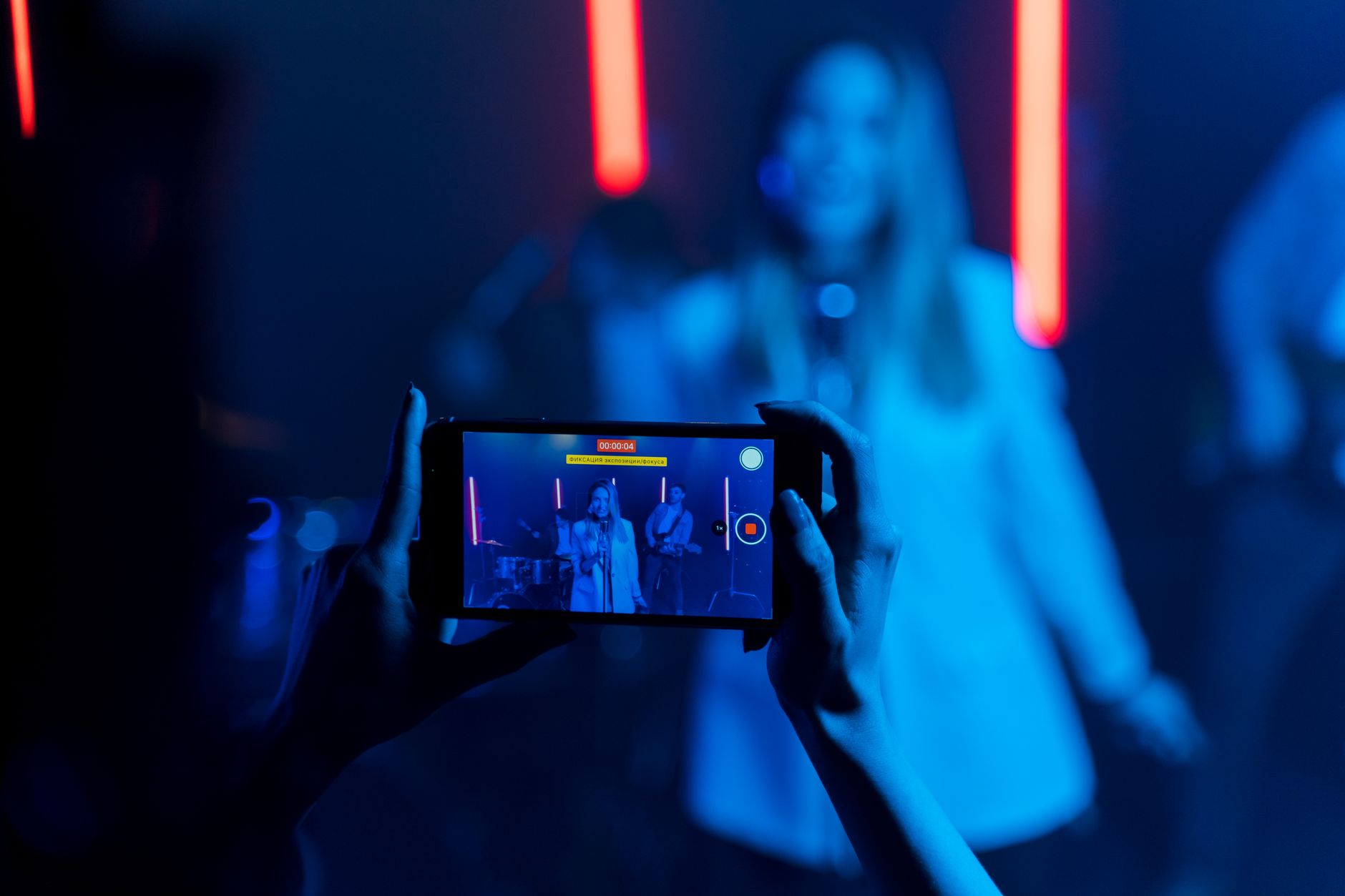 Spectateurs attentifs devant une scène de concert sans téléphones visibles